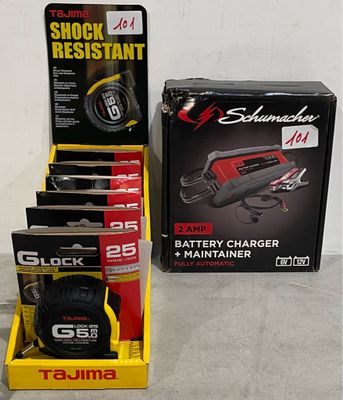 une boîte de piles et un chargeur par terre