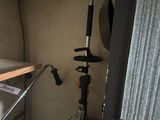 une petite pièce avec une fenêtre et une étagère accrochée au mur