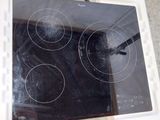 une plaque de cuisson blanche sur laquelle se trouve un brûleur noir