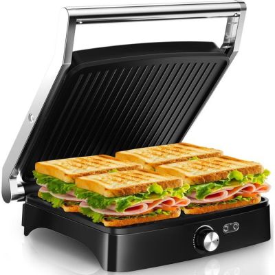 un gros plan sur un appareil à sandwichs avec un sandwich coupé en deux