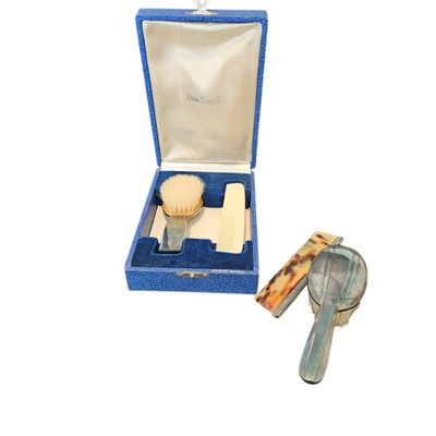 une petite boîte bleue contenant un pinceau et une loupe