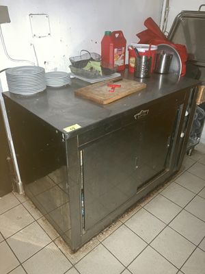 un plan de travail de cuisine sur lequel est posé une planche à découper