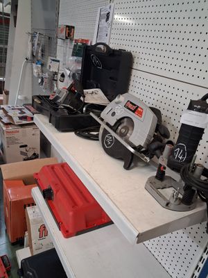 de nombreux outils sur les étagères de l'atelier