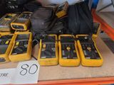 Des outils électriques jaunes et noirs sont exposés dans un magasin