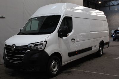 une camionnette blanche garée dans un parking
