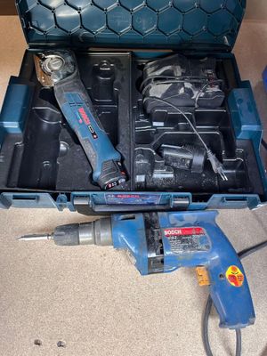 une boîte à outils bleue avec des outils sur le sol