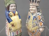 deux figurines en céramique représentant un homme et une femme debout l'un à côté de l'autre
