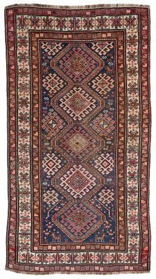 un tapis bleu et rouge à motifs en losanges