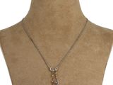 gros plan d'un torse de mannequin portant un collier