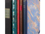 plusieurs livres sont empilés sur une surface blanche