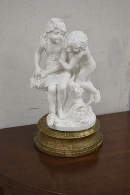 une figurine blanche posée sur une table en bois
