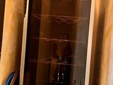 une cave à vin dans un coin de la pièce