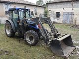 un tracteur garé dans l'herbe