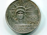 une image d'une pièce de monnaie sur laquelle figure la statue de la Liberté