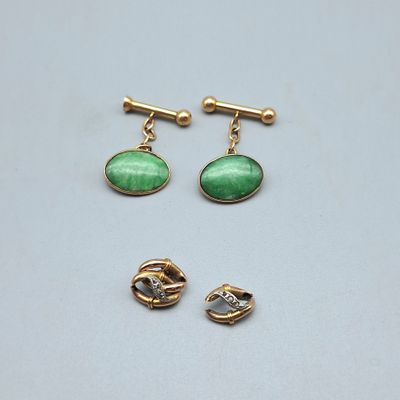trois paires de boucles d'oreilles en or et pierres vertes