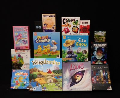 de nombreux livres pour enfants qui se trouvent sur une surface noire
