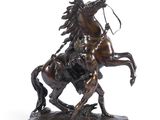 statue représentant un homme à cheval, avec un lasset sur le dos