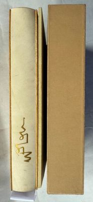 deux livres posés l'un à côté de l'autre sur une table