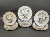 six assiettes en porcelaine ornées d'oiseaux et de fleurs
