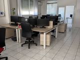 une salle avec beaucoup de bureaux et de chaises