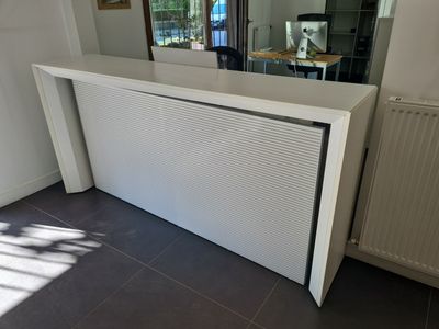 un radiateur blanc dans un coin de la pièce
