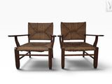 deux chaises avec des assises et des accoudoirs tressés sur fond blanc
