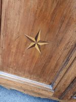 Buffet bas rustique en chêne ouvrant par deux portes à moulu… (photo 4)