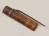 un vieux tube en bois muni d'une poignée en bois et d'une poignée en bois