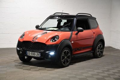 une photo d'une petite voiture orange et noire