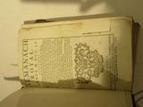 un vieux livre posé sur un livre ouvert