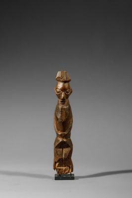 une figurine en bois représentant un homme avec un chapeau sur la tête