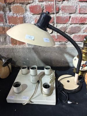 une lampe posée sur une table à côté d'autres objets