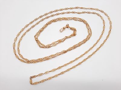 une chaîne en or avec un fermoir sur fond blanc