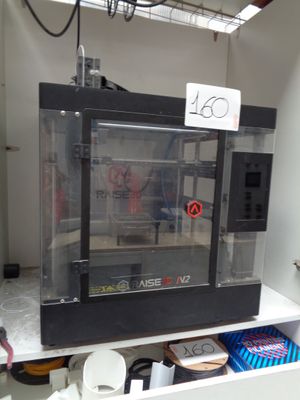 une machine qui se trouve sur une étagère dans une pièce