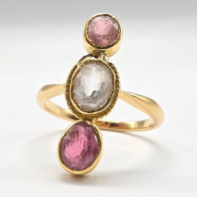 une image représentant une bague en or sertie de deux pierres de couleurs différentes