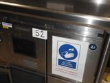 un four en acier inoxydable avec une étiquette sur la porte