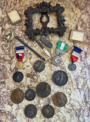 une photo montrant une collection de médailles et d'autres objets posés sur une table