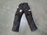 un pantalon posé par terre