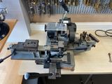 une machine posée sur une table