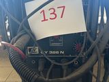 une machine posée par terre, à laquelle sont raccordés des fils