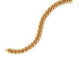 un bracelet en or avec un maillon martelé sur fond blanc
