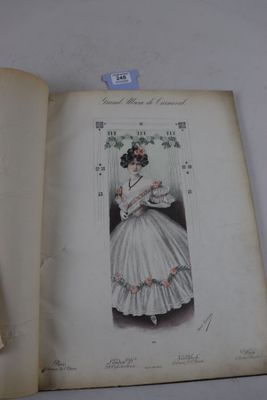 un livre ouvert sur lequel figure l'image d'une femme en robe blanche