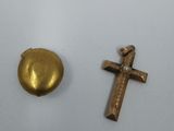 deux croix dorées et un œuf doré sur un fond blanc