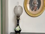 un tableau accroché au mur au-dessus d'une commode dans une pièce