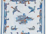 une photo d'une couette bleue et blanche ornée d'oiseaux