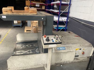 une machine qui se trouve dans un entrepôt