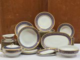 une image représentant une pile d'assiettes et de bols bleus et blancs