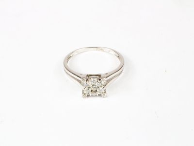 Bague en or gris, formant un carré aux angles sertis chacun …