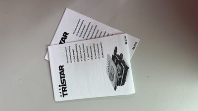 deux cartes de visite posées sur une table