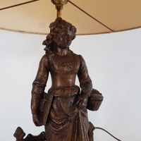Lampe en régule patiné à décor de paysanne au panier - H. (photo 5)